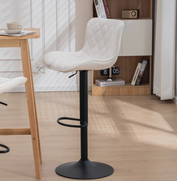 Kursi Bar dengan Cushion Berbentuk Unik